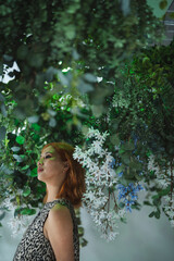 植物園の中の女性