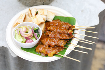 Pork satay with bread
