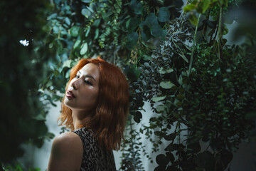 植物園の中の女性