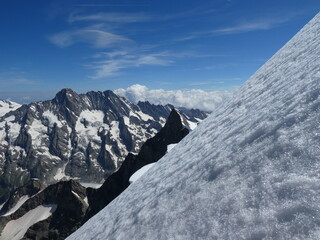 in der steilen Gipfelflanke vom Gross Fiescherhorn 4049m... in der Ferne das Schreckhorn 4078m und...