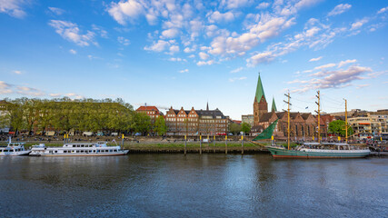 Obraz premium Weser mit Martinianleger und Promenade in Bremen am Abend