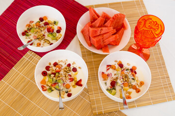 Yogur con frutas, cereales y frutos secos para desayunar