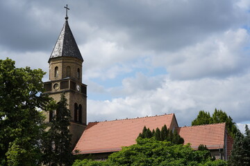 Obraz premium Dorfkirche Karow, spätromanischer Kirchenbau mit Turm von Friedrich August Stüler aus dem 19. Jahrhundert in Berlin
