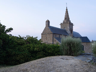 Vista de la Iglesia de Notre-Dame du Cap Lihou en la ciudad de Granville, región de Normandia viajando por Francia en verano de 2021