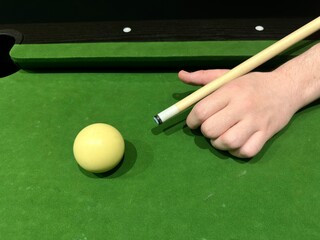 Homme qui joue au billard 