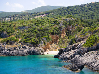 Obraz premium Tiny beach hidden on Zante island, surrounded by steep cliffs and vibrant turquoise water.