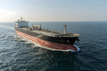 Obraz premium An oil tanker sails across the ocean in good sunny weather