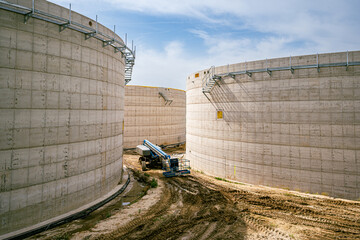 Großbaustelle für eine moderne Biomethan-Anlage zur Energieerzeugung, große Hochsilos aus Beton...