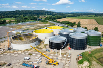 Großbaustelle mit Baukran für eine Biogasanlage für die regionale Energieversorgung, Luftbild.