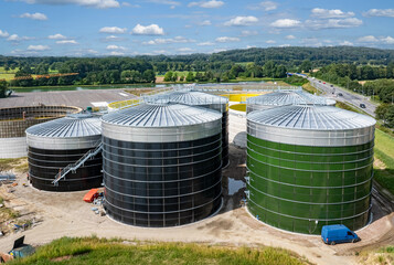Neubau einer modernen Biogas-Aufbereitungsanlage, Luftaufnahme - Großbaustelle.
