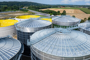 Neubau einer modernen Biogasanlage, Nahaufnahme der Gärbehälter aus der Vogelperspektive.