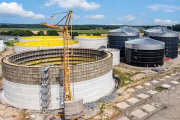 Großbaustelle mit Baukran für eine Biogasanlage für die regionale Energieversorgung, Luftbild.