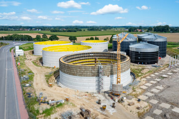 Großbaustelle mit Baukran für eine Biogasanlage für die regionale Energieversorgung, Luftbild.