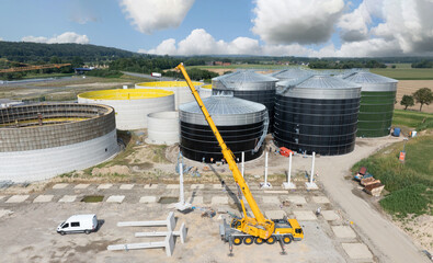 Großbaustelle mit Baukran für eine Biogasanlage für die regionale Energieversorgung, Luftbild.