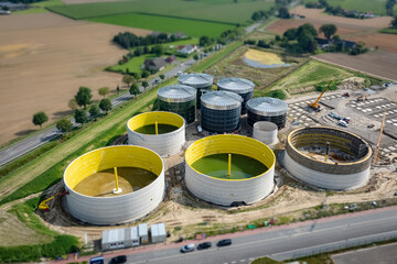 Neubau einer modernen Biogas-Aufbereitungsanlage, Luftaufnahme - Großbaustelle.