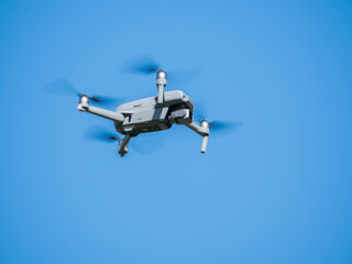 Dron z pracującymi śmigłami