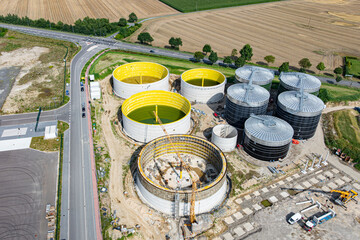 Neubau einer modernen Biogas-Aufbereitungsanlage, Luftaufnahme - Großbaustelle.