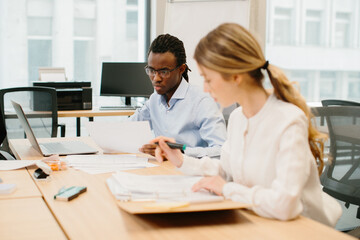 Obraz premium Diverse professionals collaborating in modern office setting