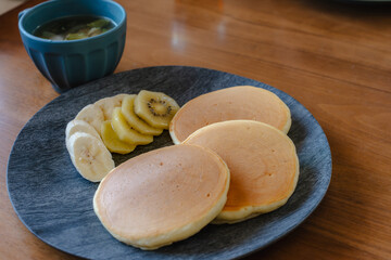 Fluffy Pancakes with Banana and Kiwi for Breakfast パンケーキの朝食と食卓