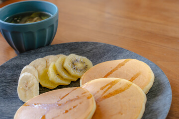 Fluffy Pancakes with Banana and Kiwi for Breakfast パンケーキの朝食と食卓