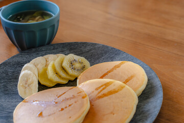 Fluffy Pancakes with Banana and Kiwi for Breakfast パンケーキの朝食と食卓