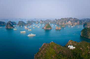 Obraz premium Mesmerizing aerial view of Halong bay's limestone islands and boats in Vietnam