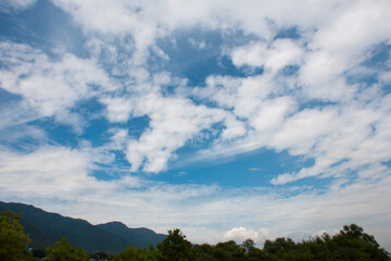 山の上に広がる青空