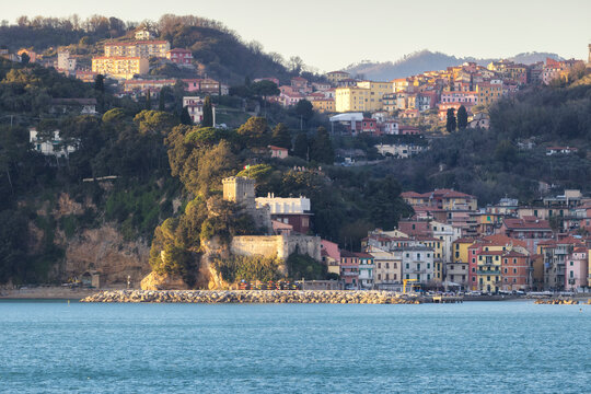 Fototapeta Ripresa con teleobiettivo sul borgo di San Terenzo e sopra Pitelli, comune di Lerici, provincia della Spezia, Liguria, Italia, Europa