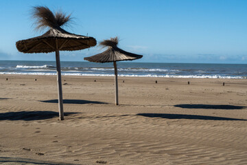 Sombrilla de paja en la playa