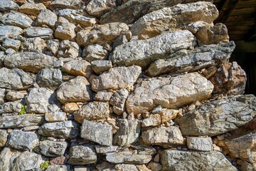 古い時代の野面積みの城の石垣の情景