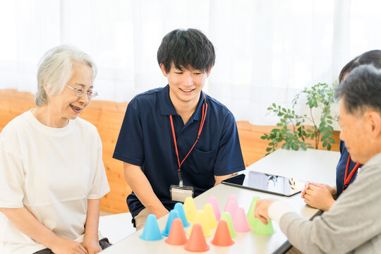 リハビリ施設,介護施設で働く若いアジア人男女スタッフとシニア男女
- Powered by Adobe