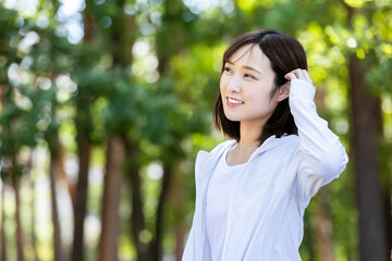 新緑の中休憩する女性