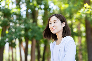 新緑の中休憩する女性