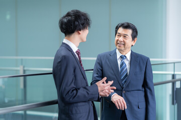 オフィスで打ち合わせをするビジネスマン　撮影協力：スカパー東京メディアセンター