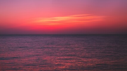 Fototapeta premium Beautiful Nature beautiful Light Sunset or sunrise over sea, Colorful dramatic majestic scenery Sky with Amazing clouds and waves in sunset sky