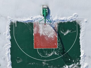 The school's basketball court in winter, the basketball court is covered with snow