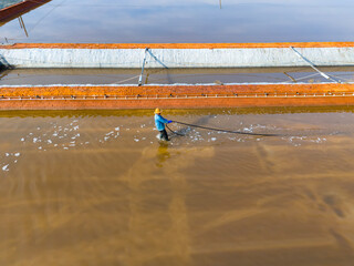 Salt-farm workers produce salt in the salt fields， salt-farm equipment produces salt
