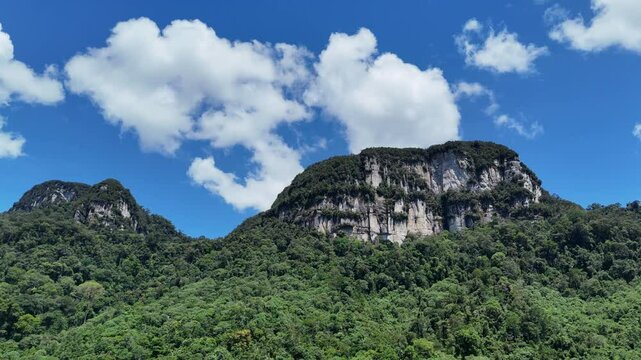 diangmahaba, 17 juni 2025, mountain view with blue sky in Kereho village, Kapuas Hulu district.