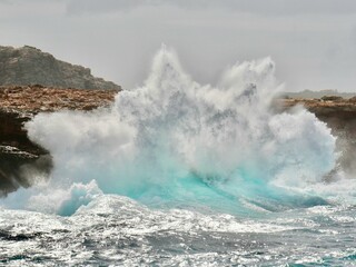 Obraz premium waves crashing on rocks