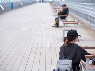 中部国際空港の展望デッキで散歩する若い親子の姿