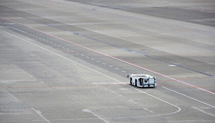 中部国際空港の滑走路の専用車両の様子