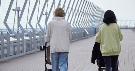 中部国際空港の展望デッキで散歩する若い親子の姿