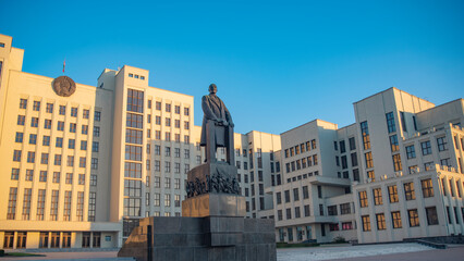 Obraz premium Government House and Lenin Monument in Minsk