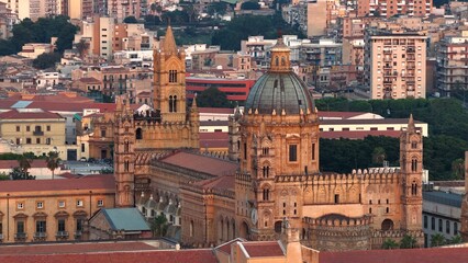 La Cattedrale di Palermo vista dall'alto, Sicilia, Italia.
Vista Aerea panoramica del centro della...