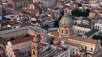 Fototapeta premium Il centro storico di Palermo visto dall'alto, Silcilia, Italia. Vista Aerea panaoramica del centro della città di Palermo, cupole, campanili, chiese e monumenti storici.