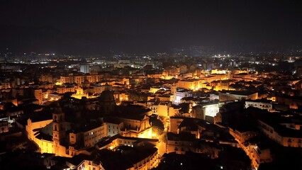 Il centro storico di Palermo visto dall'alto, Silcilia, Italia.
Vista Aerea panaoramica del centro della città di Palermo, cupole, campanili, chiese e monumenti storici.