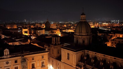 Fototapeta premium Il centro storico di Palermo visto dall'alto, Silcilia, Italia. Vista Aerea panaoramica del centro della città di Palermo, cupole, campanili, chiese e monumenti storici.