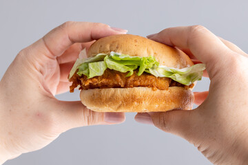 バーガーをもつ手元