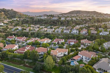 Obraz premium Luxury Mediterranean Estate with Pool, Basketball Court, Gym, and Elegant Custom Interiors