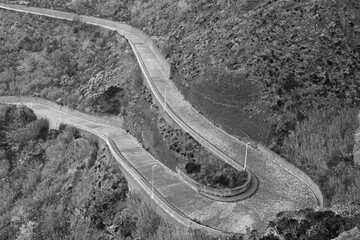 Serpentinen einer alten Strasse von der Steilküste hinab zum Meer auf Madeira